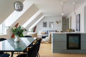 Sanders Leaves - Two-Bedroom Apartment with shared roof-top terrace